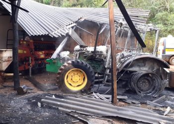 Incêndio destrói trator em Maximiliano de Almeida