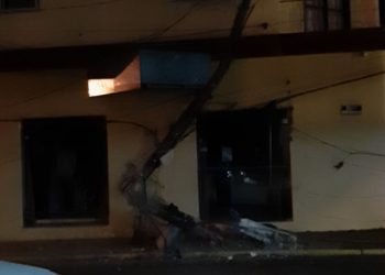 Carreta atinge poste no centro de Marcelino Ramos e deixa parte da cidade sem Luz