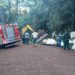 Caminhão carregado com erva mate tomba e deixa trabalhadores feridos em Gaurama
