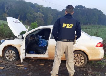 PRF recupera veículo furtado, com placas falsas, carregado com cigarros contrabandeados em Catanduvas