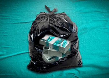 Morador de Machadinho encontra mais de 5 mil reais no lixo e devolve ao dono