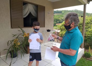 Professor se reiventa na pandemia e roda mais de 100km para atender alunos. Conheça esta história