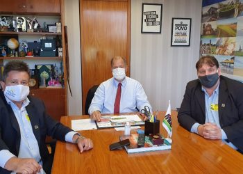 Prefeito eleito de Marcelino Ramos, acompanhado pelo atual prefeito, está em Brasília