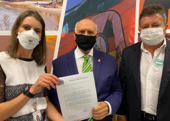 Prefeito de Marcelino Ramos entrega pedido de patrulha agrícola ao Senador Lazier Martins