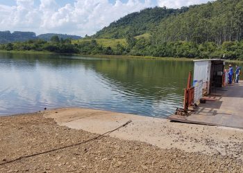 Carro cai dentro do rio no porto da balsa em Alto Bela Vista