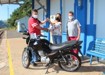 Prêmios da Rifa da Estação Ferroviária são entregues aos ganhadores.