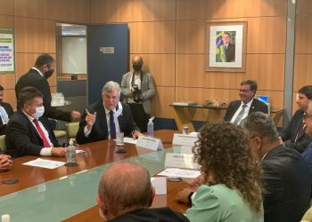 Prefeito entrega ao Ministro do Turismo solicitação para pavimentar trecho da RS-491