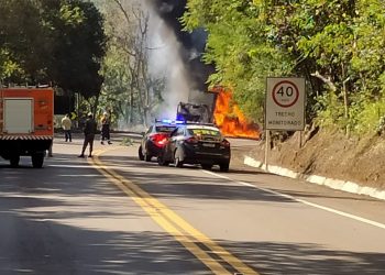 Carreta em chamas interrompe trânsito na BR-153 em Marcelino Ramos