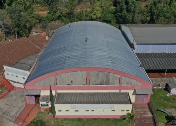 Obra de reforma da cobertura do Ginásio de Esportes está sendo finalizada