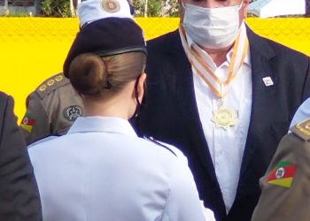 Prefeito de Marcelino Ramos recebe honraria do comando rodoviário em Porto Alegre