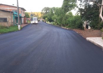 Trecho da rua principal do distrito de Coronel Teixeira é pavimentado