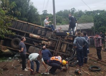 Caminhão tomba e motorista fica preso nas ferragens em Marcelino Ramos