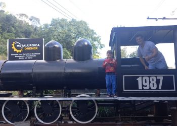 Artesão constrói réplica de locomotiva a vapor