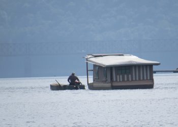 Casa flutuante em Marcelino Ramos é símbolo da engenhosidade e da solução criativa