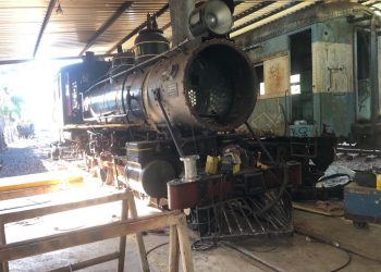 Histórica locomotiva do Trem das Termas passa por manutenção na oficina de Piratuba
