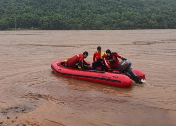 Bombeiros de Florianópolis e integrantes da Marinha do Brasil ajudam a reforçar as buscas ao operador da balsa em Marcelino