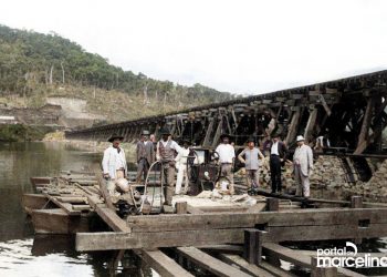 Foto histórica mostra que mergulhadores foram usados na construção da ponte